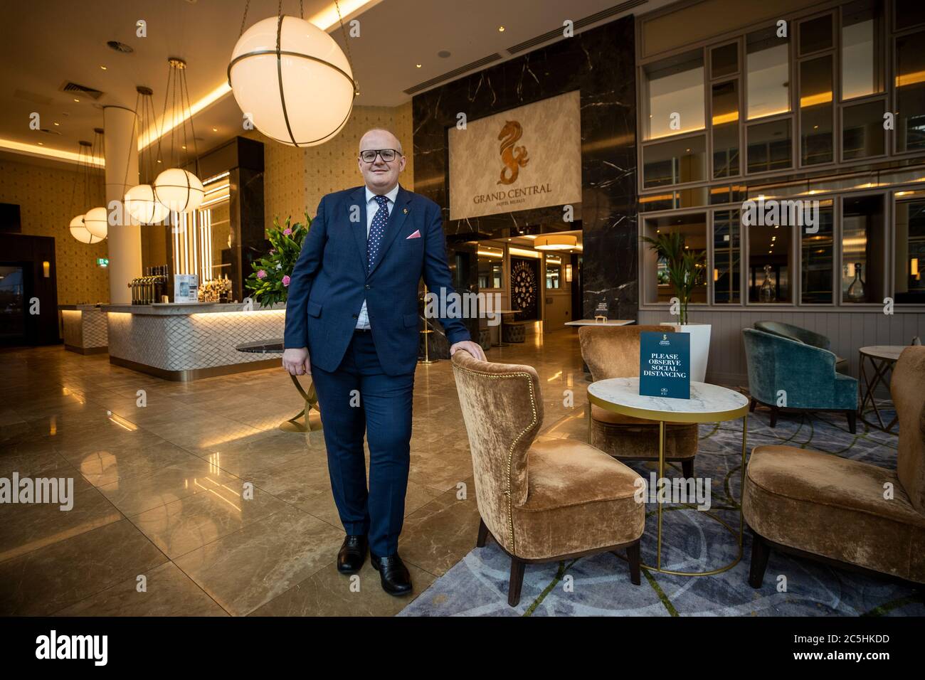 Stephen Meldrum, Direttore Generale del nuovo Grand Central Hotel di Belfast, come meccanismo di blocco che consente la riapertura di hotel e bar. Foto Stock