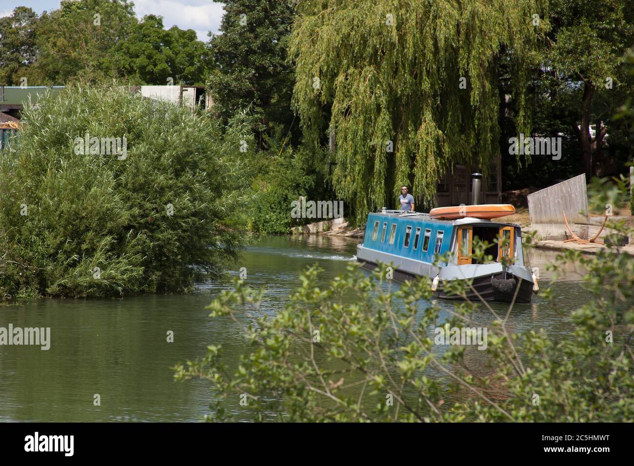 Un narrowboat viaggia lungo il Tamigi a Farmoor, Oxfordshire, nel Regno Unito Foto Stock