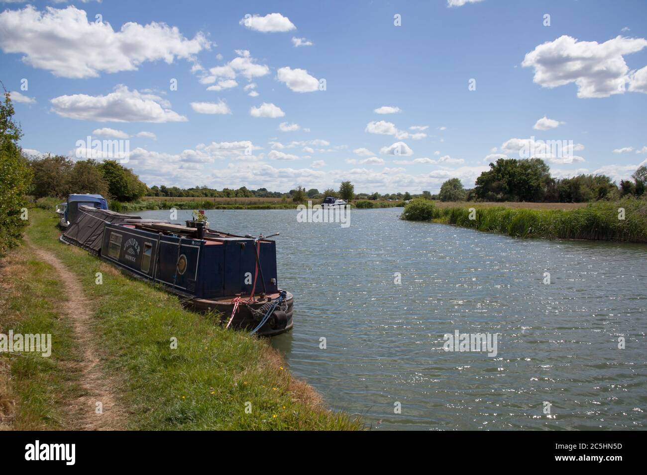 Un narrowboat ormeggiato sul Tamigi vicino a Eynsham nell'Oxfordshire nel Regno Unito Foto Stock