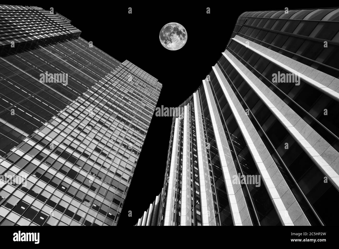 Moderno edificio futuristico torre uffici grattacieli edifici architettura di notte con una luna piena Foto Stock