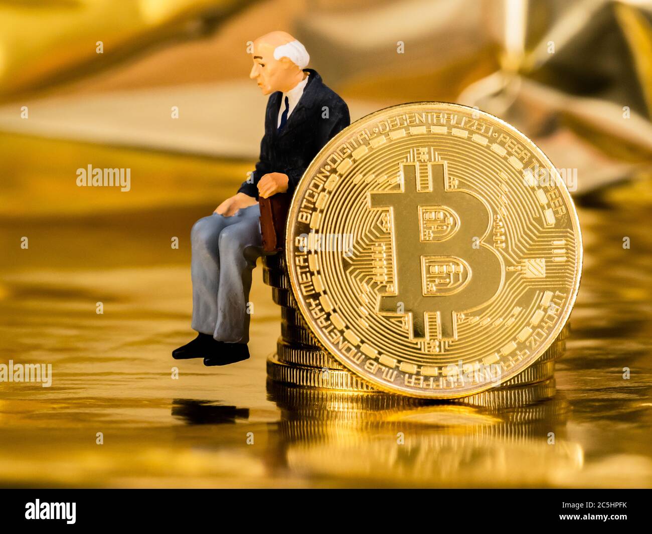 Moneta di bitcoin fisica. Foto simbolica per valuta digitale e virtuale. Foto Stock