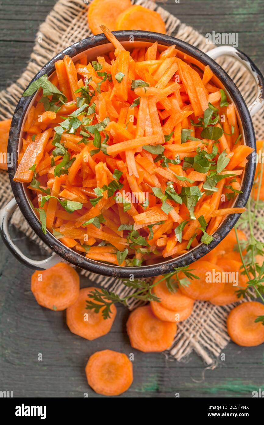 Insalata di carote sana e leggera con erbe. Il concetto di alimentazione sana e di stile di vita. Foto Stock