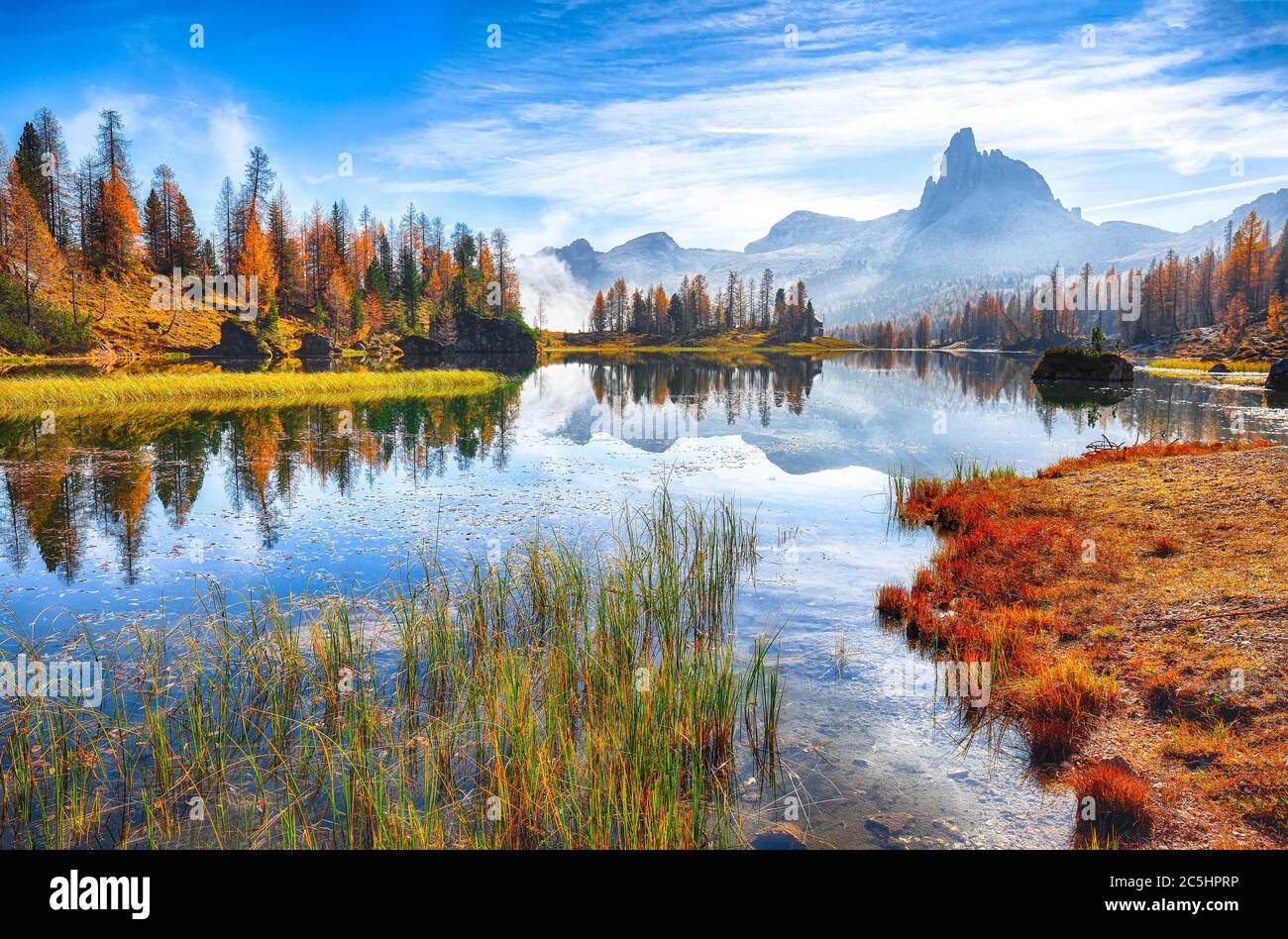 Fantastico paesaggio autunnale. Vista sul lago Federa la mattina presto in autunno. Posizione: Lago Federa con la vetta delle Dolomiti, Cortina Dampezzo, Tyr Sud Foto Stock