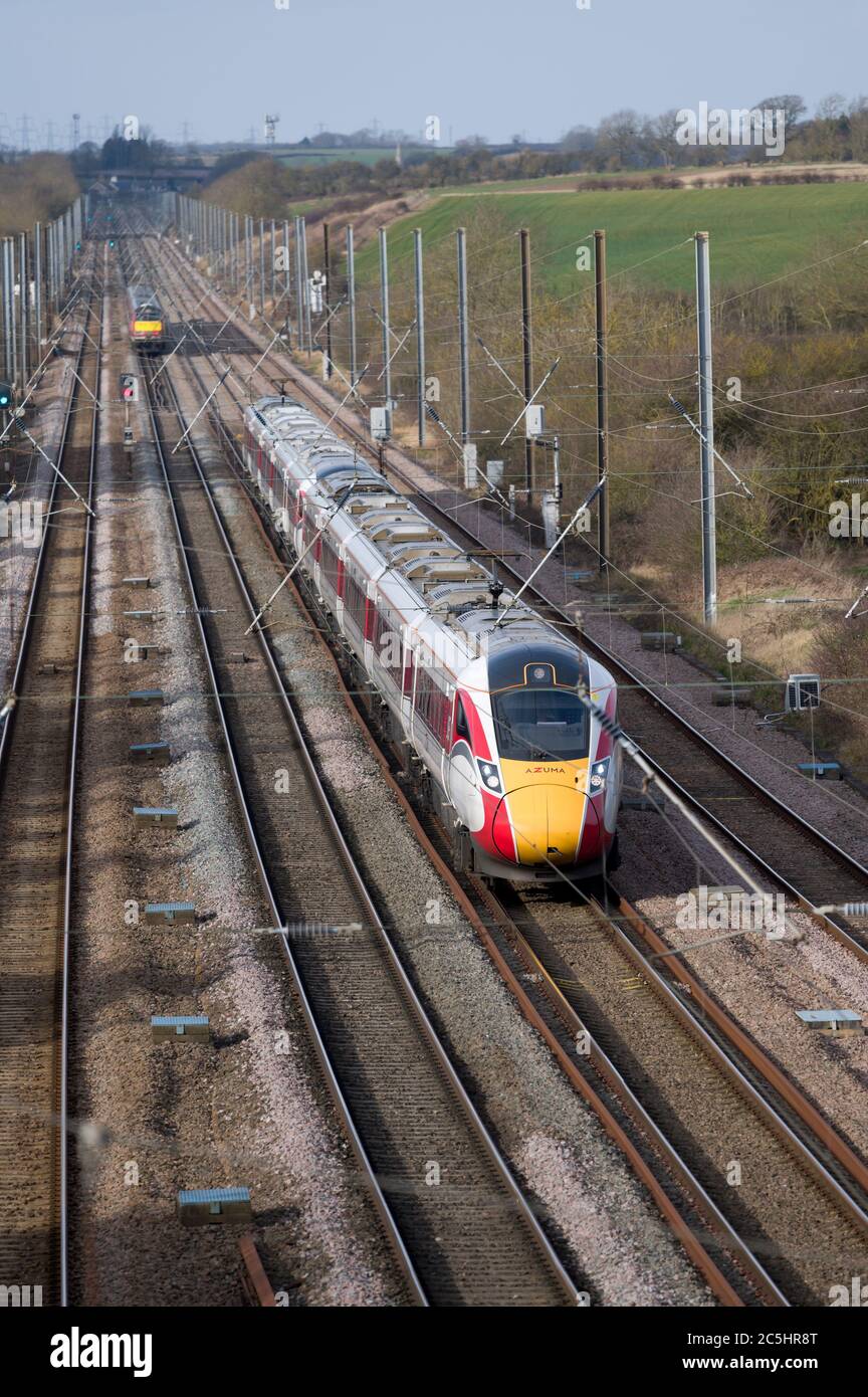 LNER Azuma passando un treno ad alta velocità LNER sulla linea principale della costa orientale, Inghilterra, Regno Unito. Foto Stock