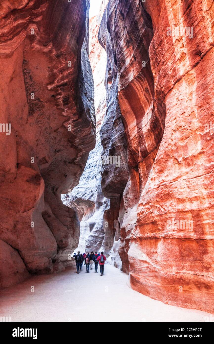 Il canyon conosciuto come al Siq all'ingresso della città rosa di Petra in Giordania. Foto Stock