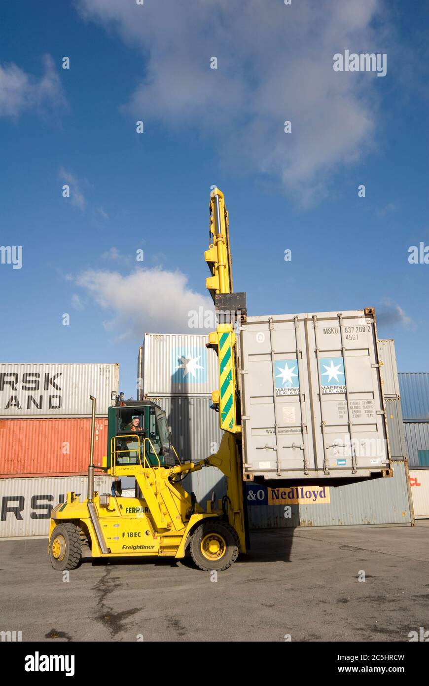 Il gestore di container CVS Ferrari è utilizzato per spostare i container di spedizione a Manchester Eurotenal, Trafford Park, Manchester, Inghilterra. Foto Stock