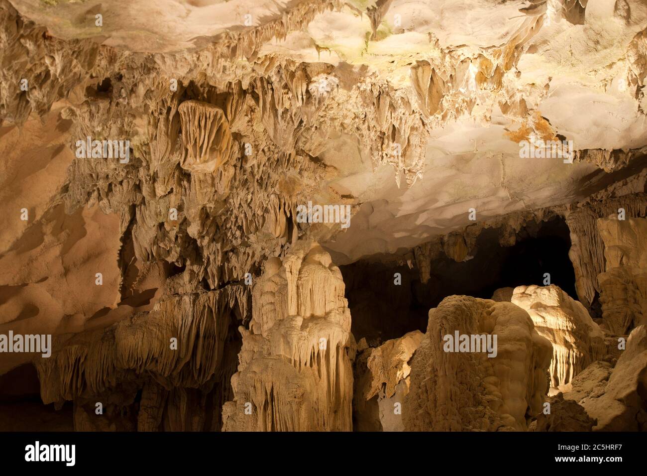 Ha Long Bay Vietnam, interno della grotta Sot cantata o grotta a sorpresa Foto Stock