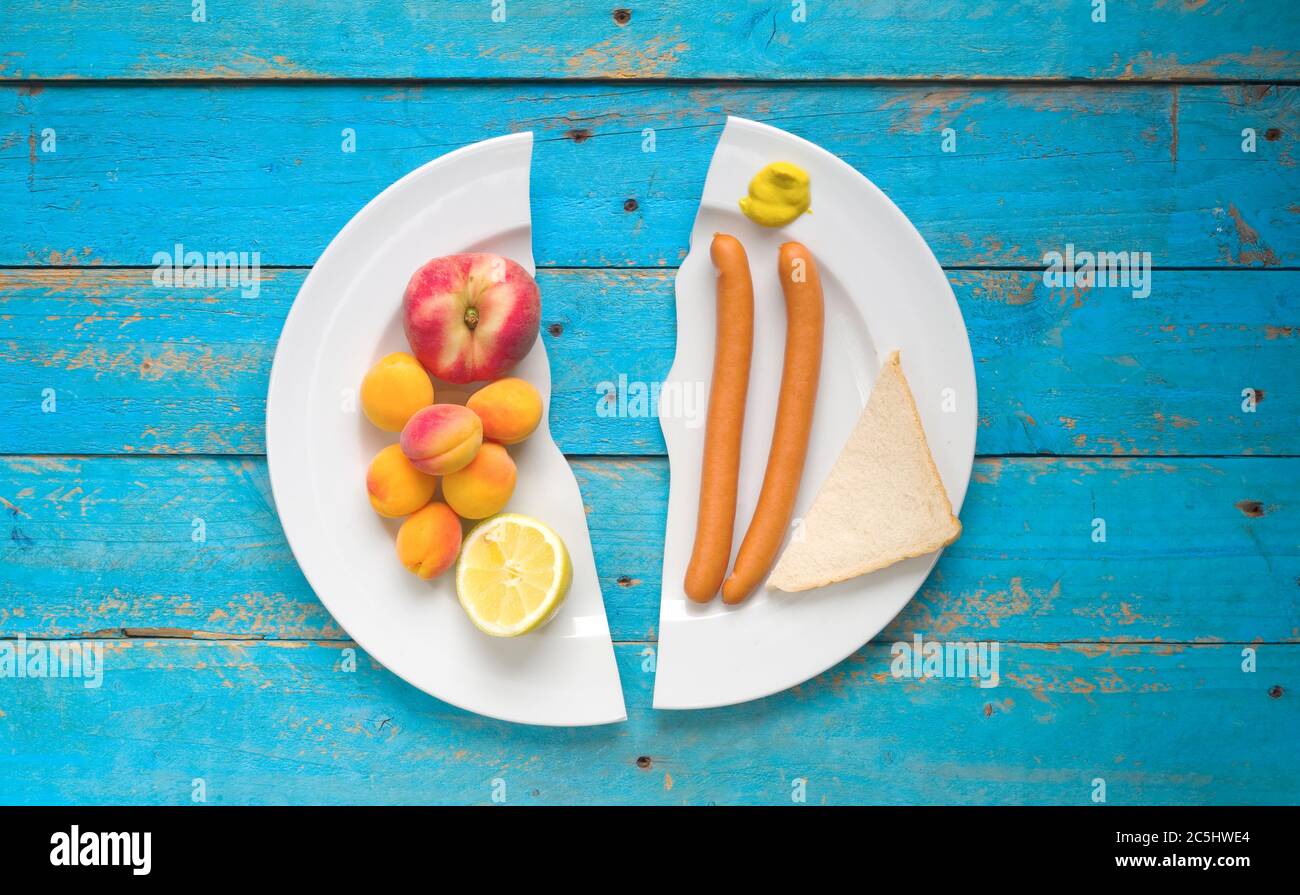 frutta e salsicce, cibo sano o concetto di dieta, spazio libero copia Foto Stock