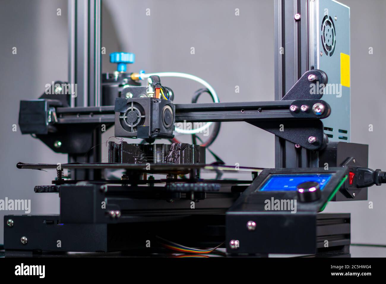 Stampante 3D in plastica durante il lavoro in una stampa tridimensionale di fabbrica. Dettaglio primo piano. Foto Stock