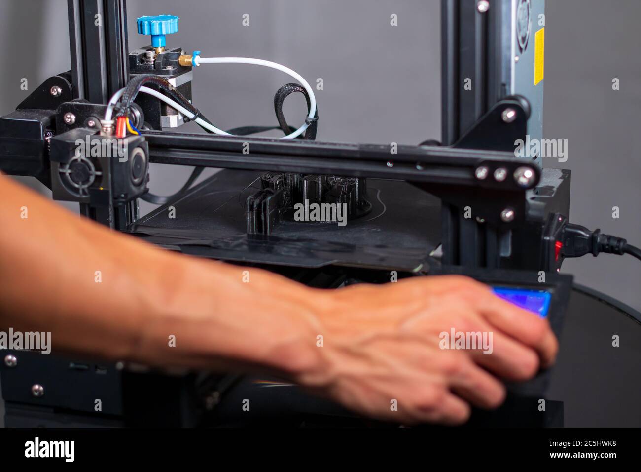 Stampante 3D in plastica durante il lavoro in una stampa tridimensionale di fabbrica. Dettaglio primo piano. Foto Stock