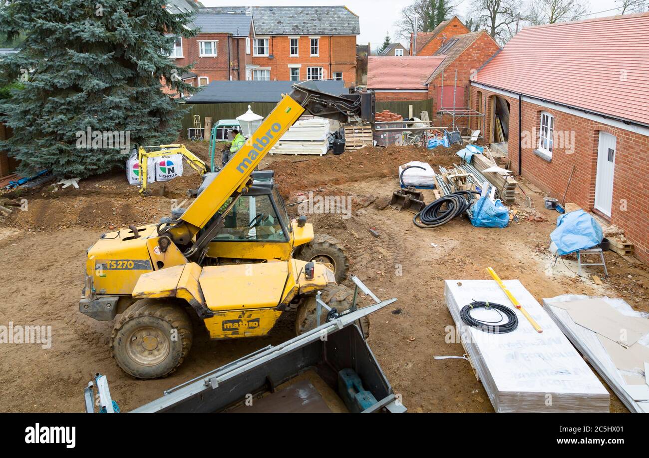 BUCKINGHAM, Regno Unito - 02 dicembre 2016. Lavori di costruzione, cantiere con macchinari pesanti su un progetto di ristrutturazione di una casa storica, Regno Unito Foto Stock