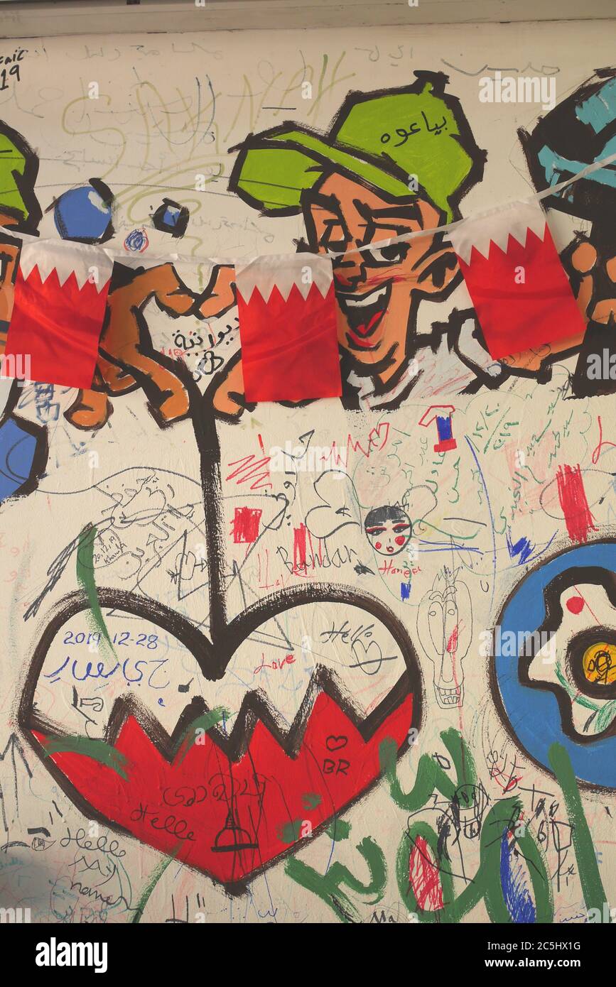 Graffiti, inclusa la bandiera del Bahrain, sulle pareti dell'Emmawash Cafe, Budaiya, Regno del Bahrain Foto Stock