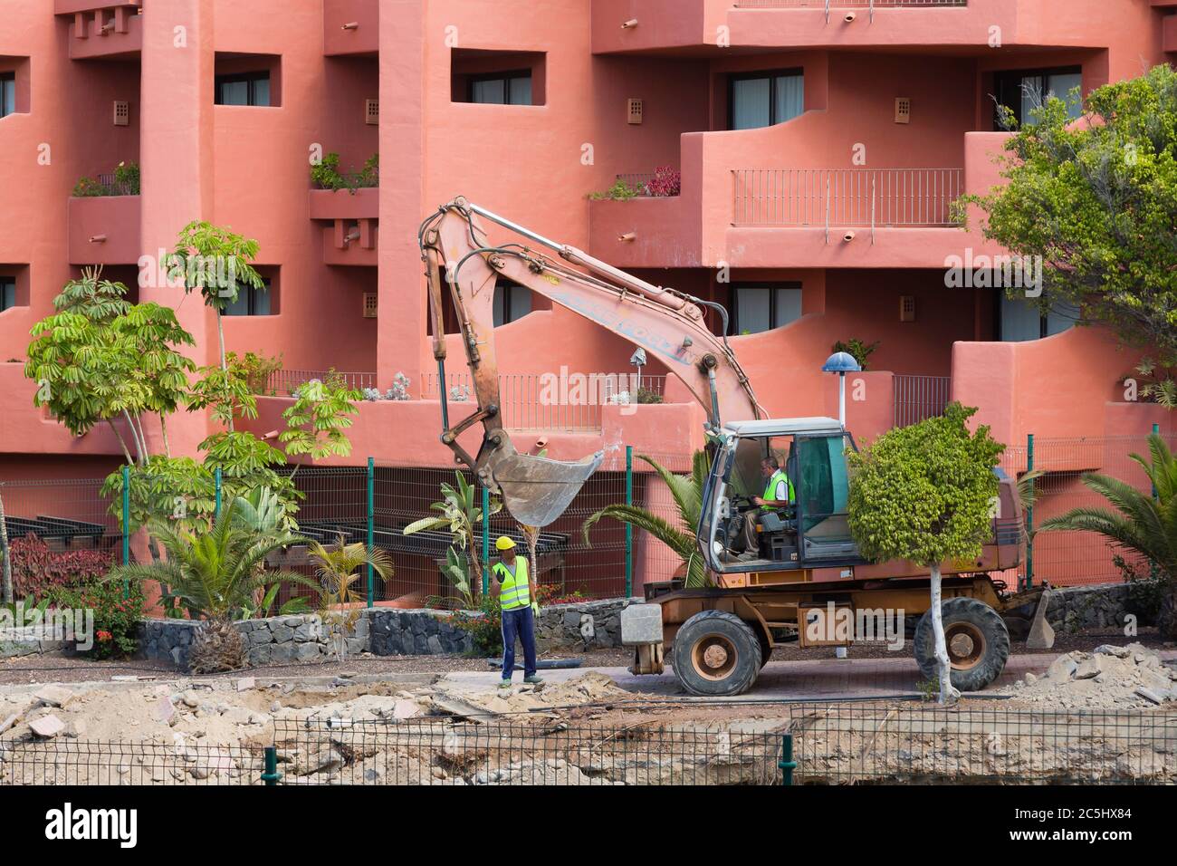 TENERIFE, ISOLE CANARIE - 17 MAGGIO 2018. Scavo bulldozer, lavori di costruzione che fanno rumore e rovina vacanza vicino alle camere d'albergo, Costa Adeje Foto Stock