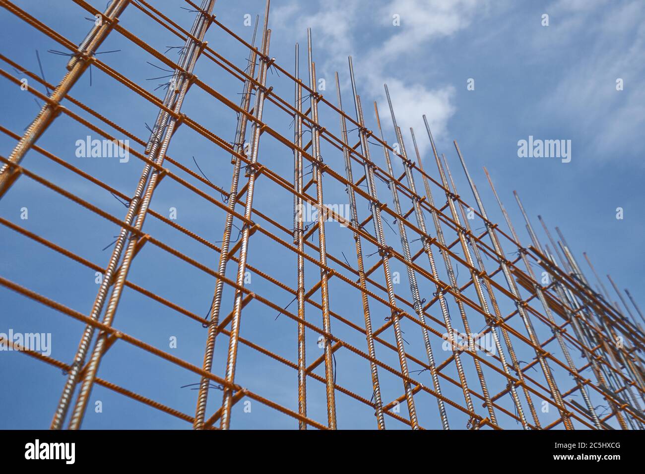 Barra di rinforzo in acciaio e legno forma lavori in cantiere su sfondo blu cielo Foto Stock