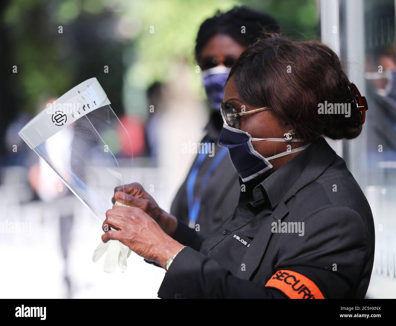 Parigi, Francia. 25 Giugno 2020. Un membro dello staff indossa una maschera e uno scudo facciale alla Torre Eiffel a Parigi, Francia, 25 giugno 2020. A due mesi dalla graduale uscita della Francia dal blocco COVID-19, la circolazione del virus è ora 'sotto controllo' nel paese nonostante la recente identificazione di oltre 200 nuovi gruppi di infezioni, ha detto giovedì il ministro della Sanità Olivier Veran. Credit: Gao Jing/Xinhua/Alamy Live News Foto Stock