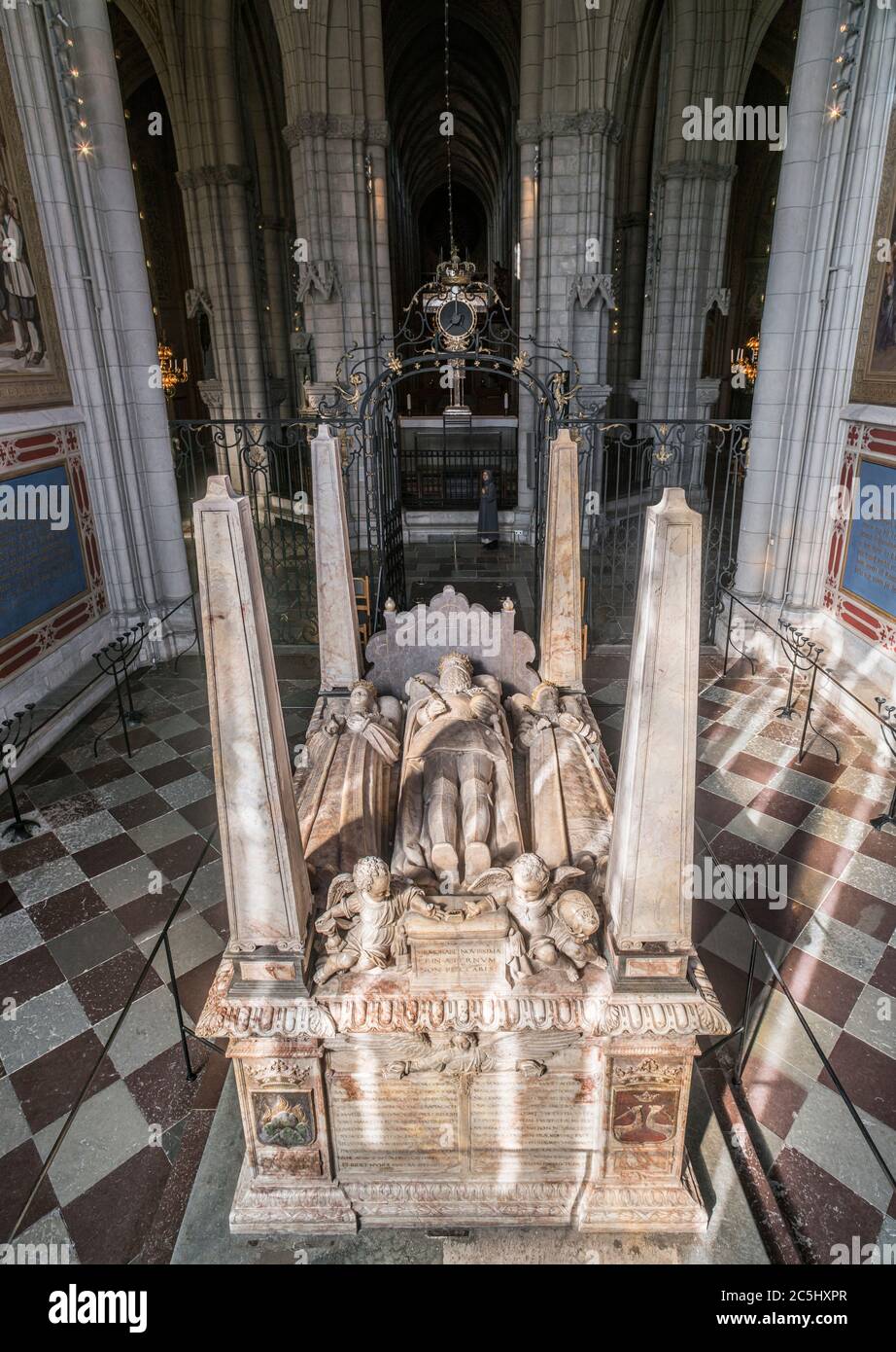 La tomba di Gustav Vasa (Gustav i di Svezia) e due dei suoi favi, all'interno della Cattedrale di Uppsala (Domkyrka). Uppsala, Svezia, Scandinavia. Foto Stock