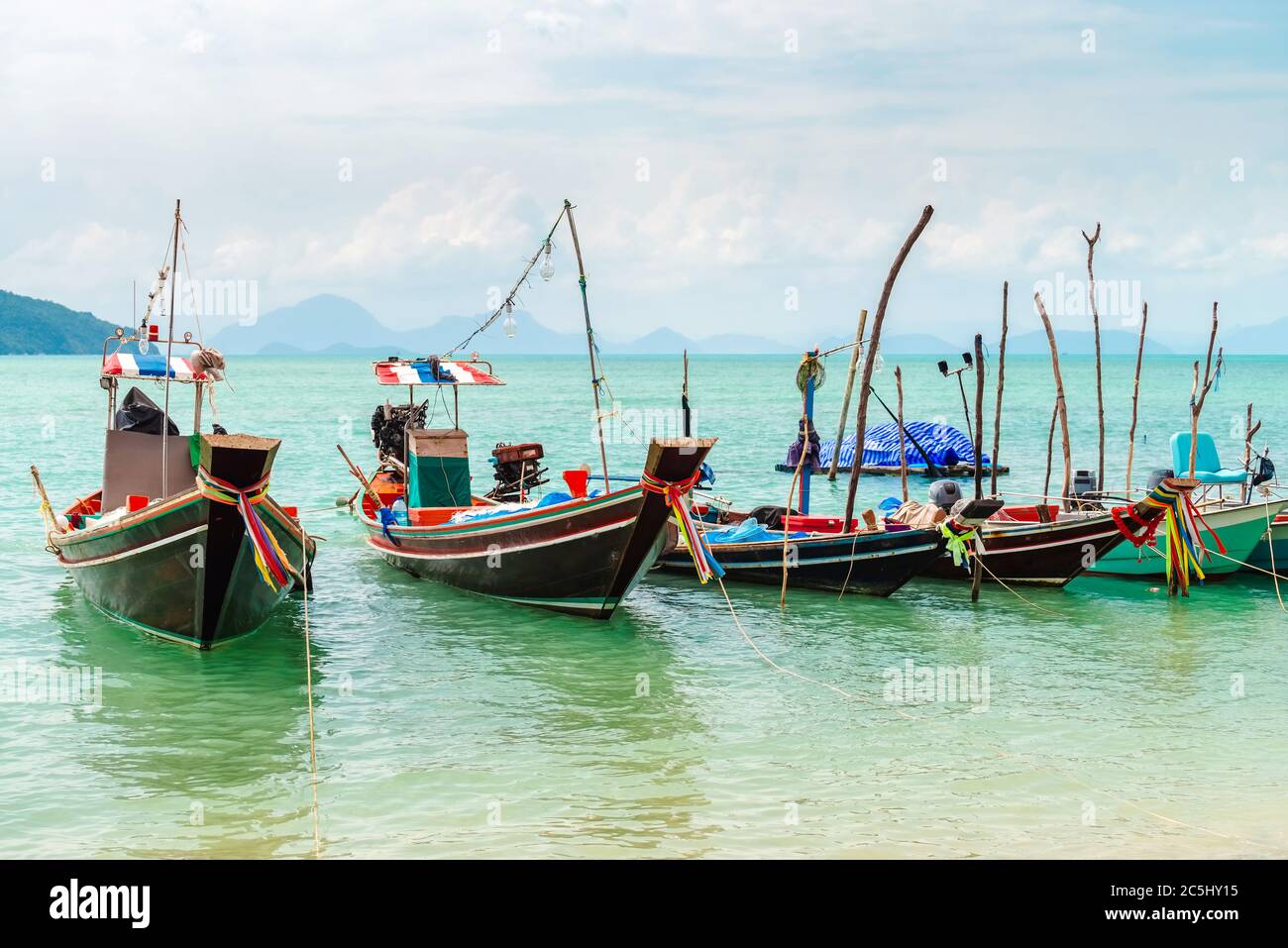 Autentiche barche da pesca thailandesi a coda lunga attraccate alla spiaggia di Thong Krut in un giorno, Koh Samui, Thailandia Foto Stock