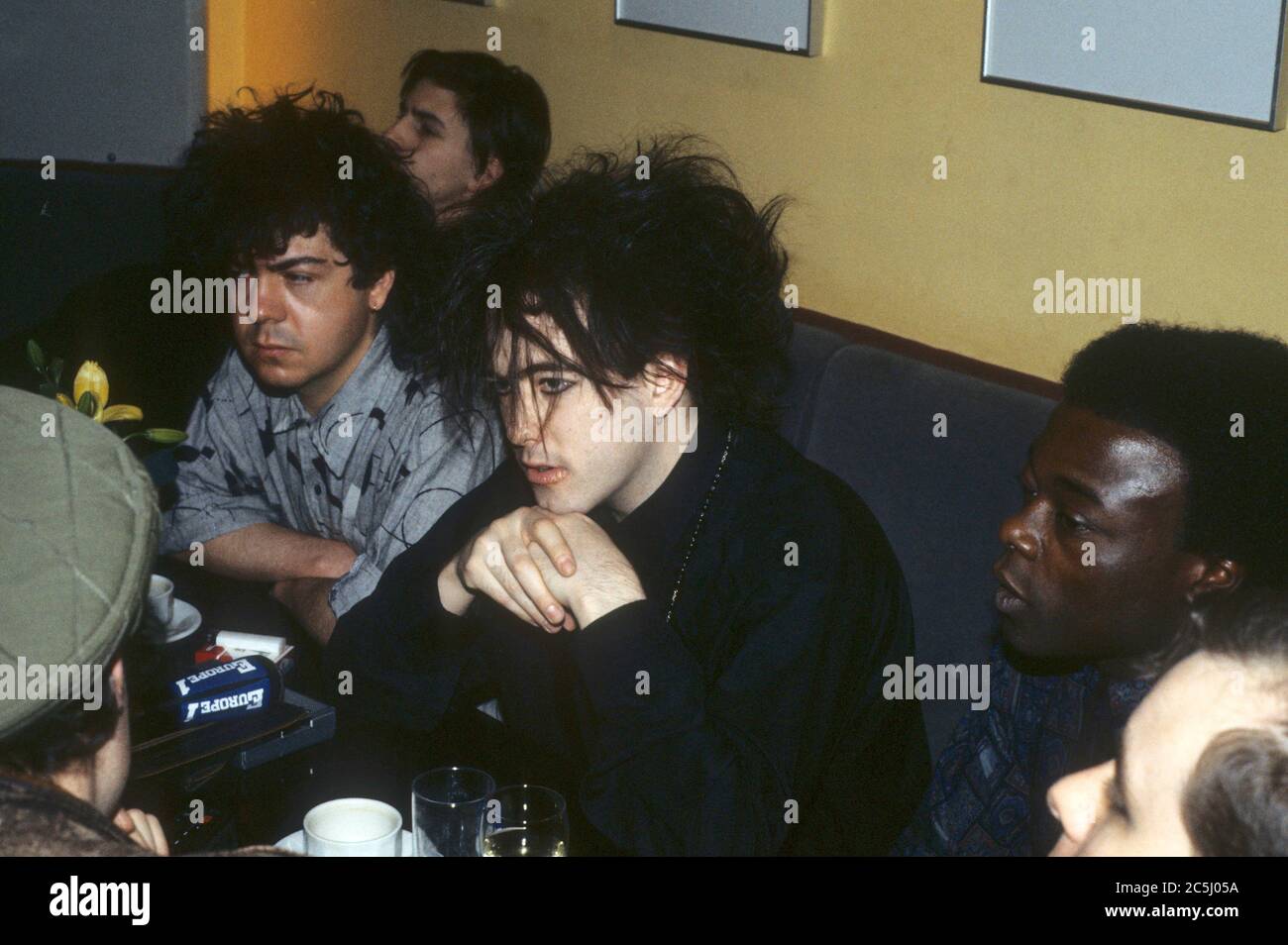 Laurence Tolhurst, Robert Swih e Andy Anderson della Cure in occasione di un evento stampa nel loro World Tour a Zanzibar. Londra, 10 aprile 1984 | utilizzo in tutto il mondo Foto Stock