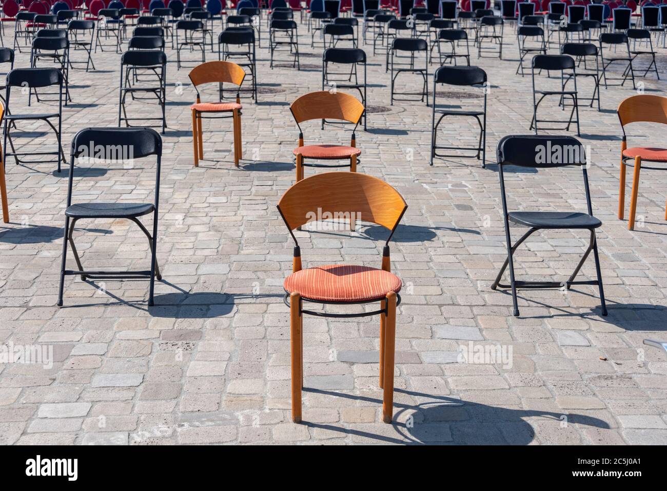 Rund 1000 leeren Stühle stehen auf dem Domplatz a Magdeburgo. Restaurantbesitzer machten mit der Protestaktion auf die prekäre situation der Gastronom Foto Stock