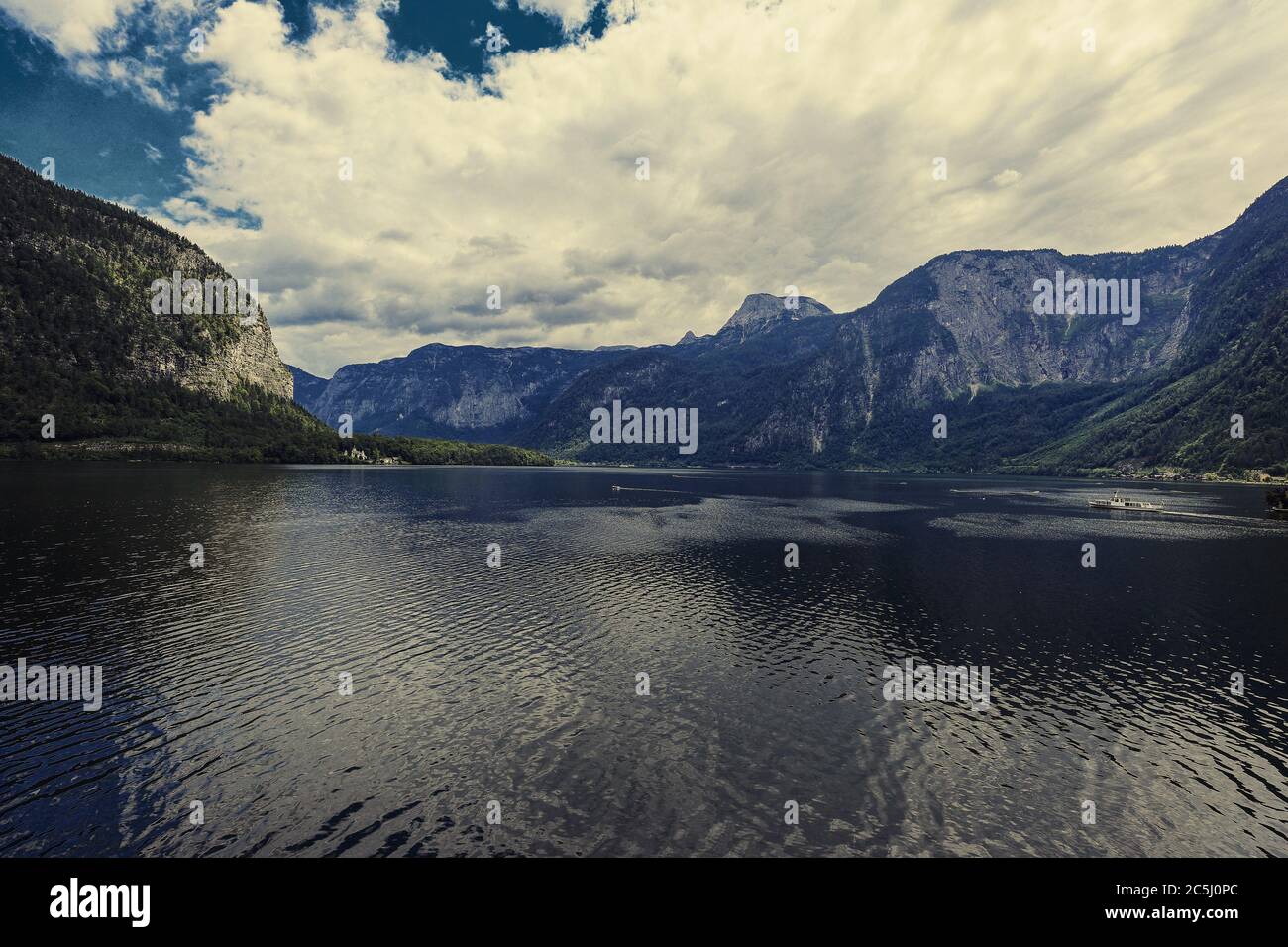 Vista sul lago e sul villaggio di Hallstätter Foto Stock