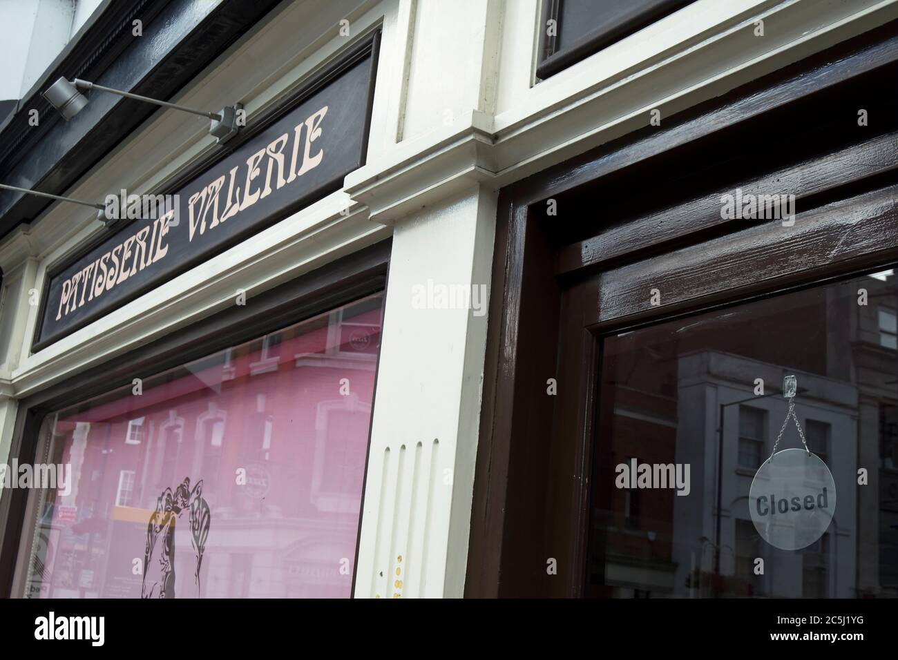 ramo della catena di vendita al dettaglio di prodotti alimentari di pasticceria valerie a kingston upon thames, surrey, inghilterra, con cartello chiuso sulla porta Foto Stock