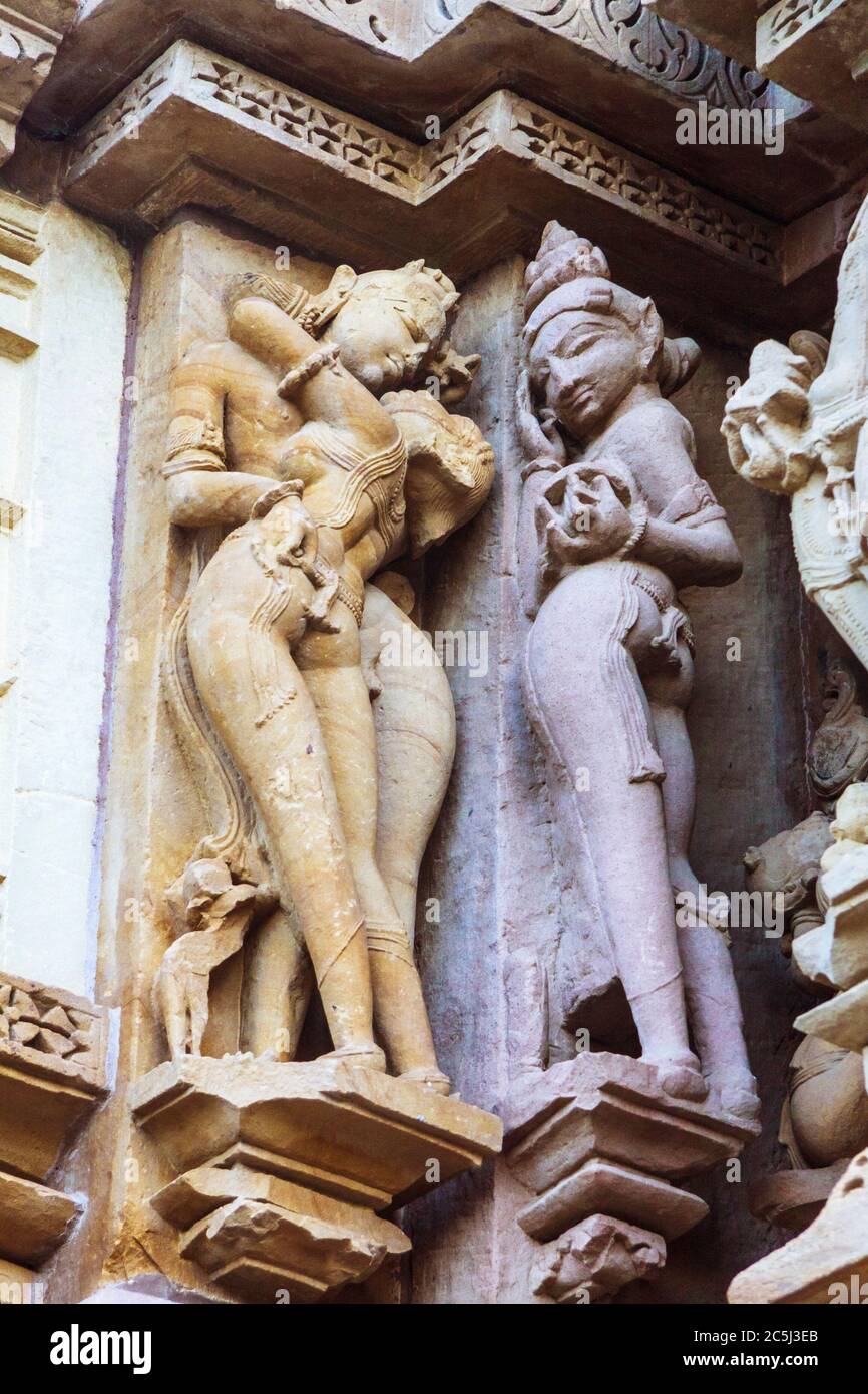 Khajuraho, Madhya Pradesh, India : rilievo erotico della Maituna nel tempio di Chitragupta del gruppo occidentale del patrimonio mondiale dell'UNESCO KH Foto Stock