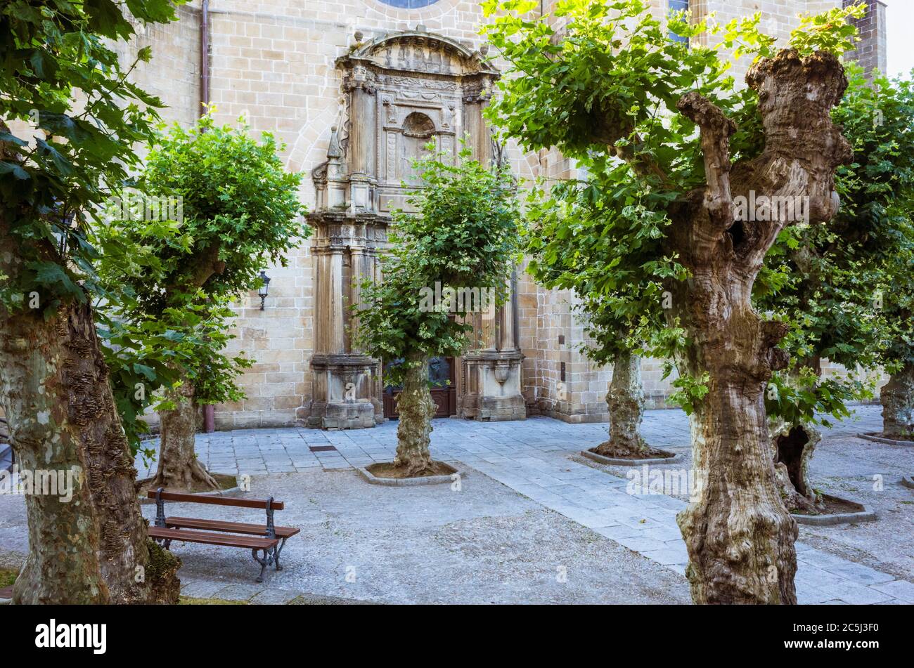 Irun, Gipuzkoa, Paesi Baschi, Spagna - 10 Luglio 2019 : ingresso barocco alla chiesa di Santa Maria del Juncal. Foto Stock