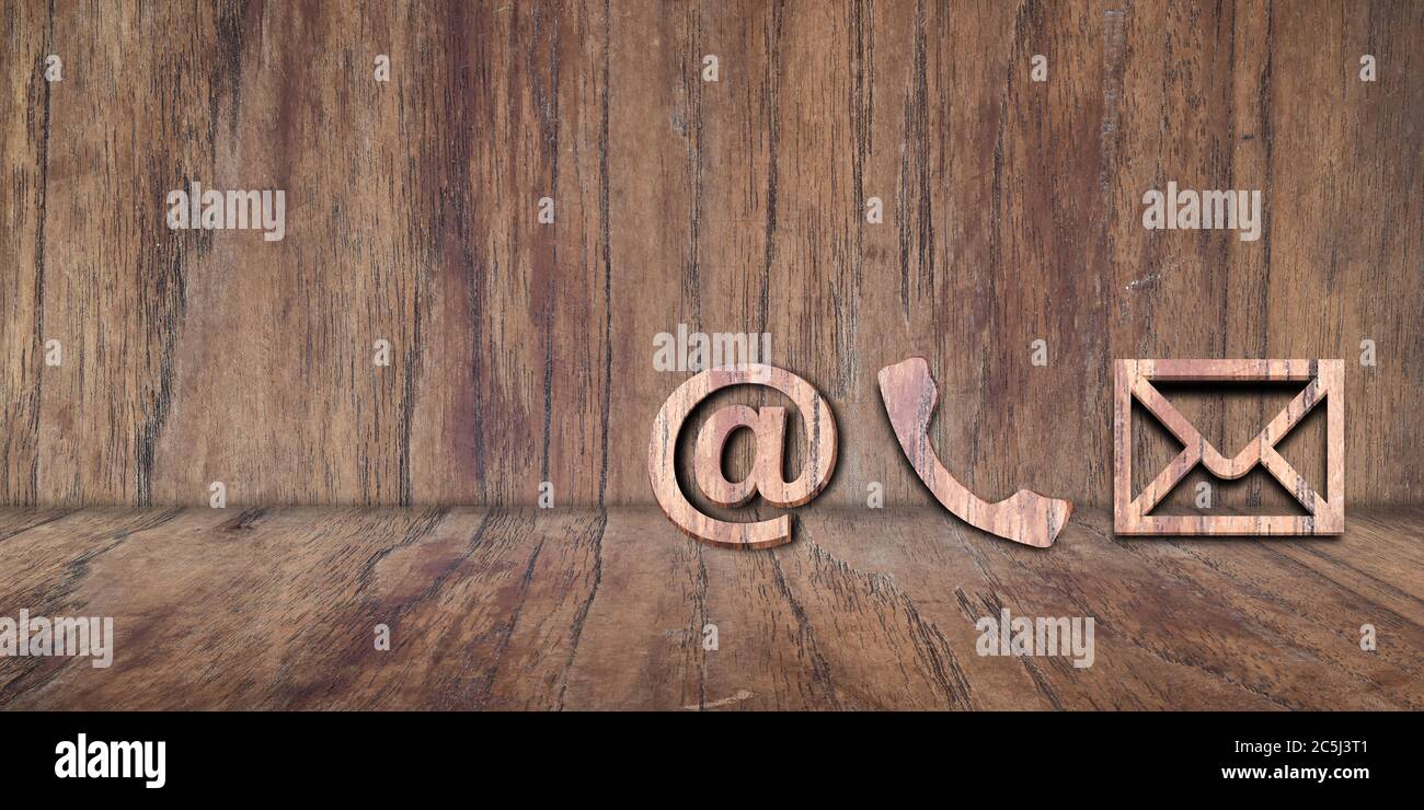 Icone del telefono, dell'e-mail e dell'alberino appoggiate su una parete di legno. Spazio di copia. Contattaci. Foto Stock