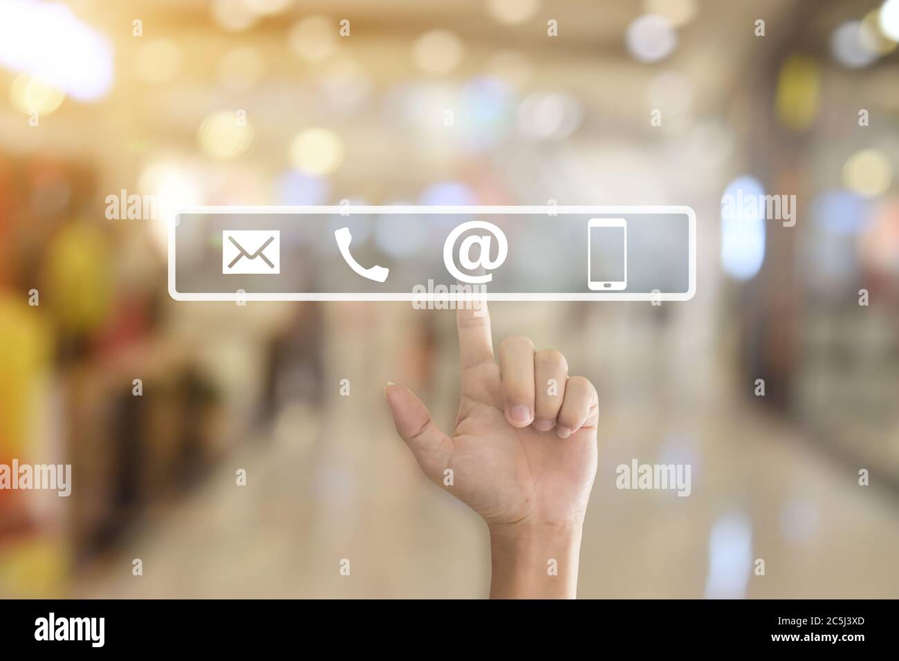 Premendo a mano un contatto ci icone su offuscare lo sfondo delle luci dell'ufficio. Foto Stock