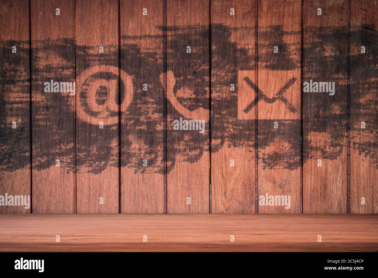 Contattaci. Icone di telefono, e-mail e posta dipingono su pareti di legno Foto Stock