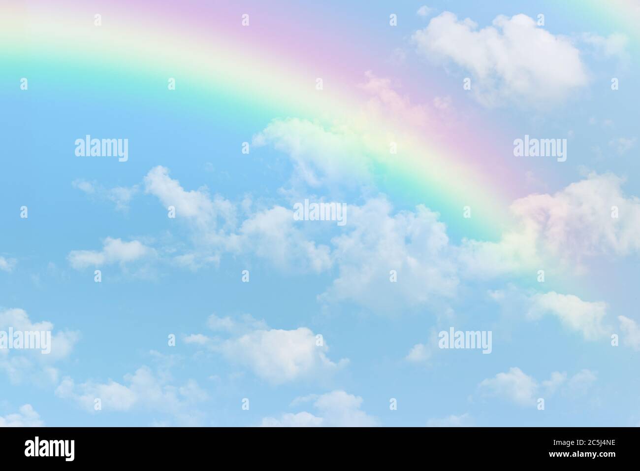 Arcobaleno su cielo blu con sfondo bianco nuvola. Foto Stock