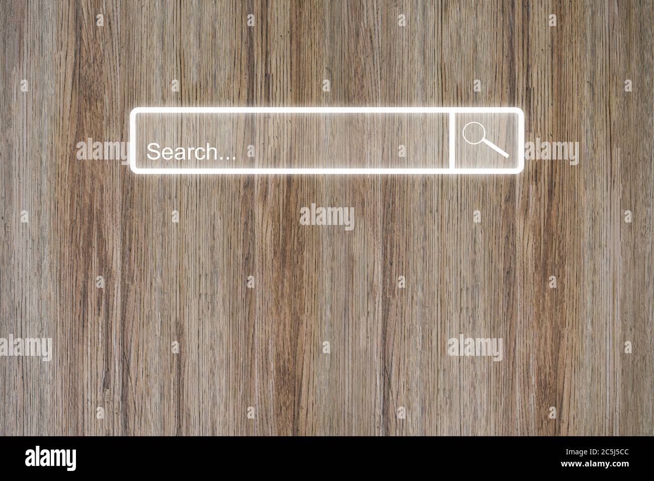 Barra di ricerca navigazione online su tavola di legno. Idea per cercare in rete informazioni sui dati Foto Stock