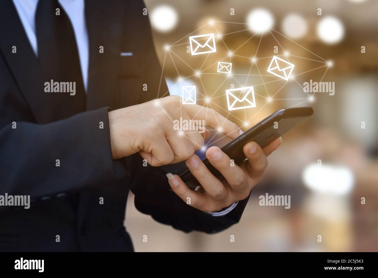 CONTATTACI. Mano di uomo d'affari che usa lo smartphone mobile con l'icona (telefono, posta, indirizzo). Foto Stock