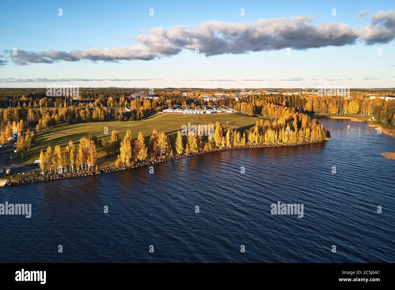 Veduta aerea di Laulurinne - luogo per concerti ed eventi. Joensuu, Finlandia. Vista sulla riva del lago e sulla natura autunnale Foto Stock