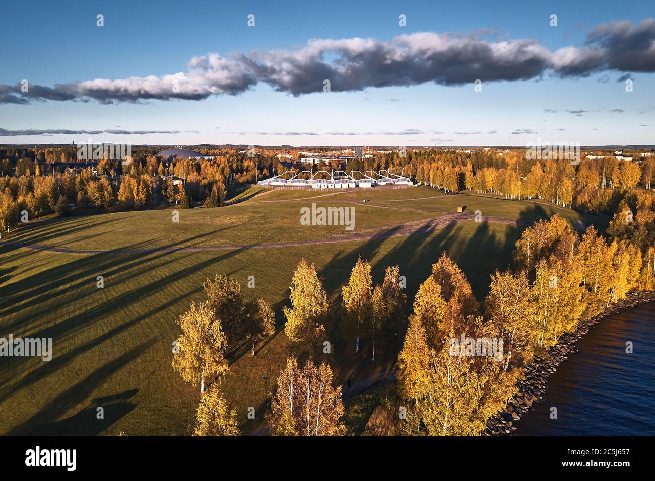 Veduta aerea di Laulurinne - luogo per concerti ed eventi. Joensuu, Finlandia. Vista sulla riva del lago e sulla natura autunnale Foto Stock