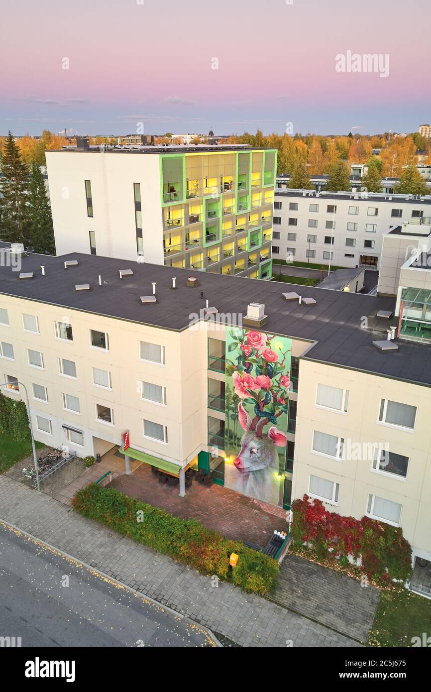 Joensuu, Finlandia - 4 ottobre 2018: Vista aerea di un nuovo edificio per studenti. Pannelli solari sul tetto Foto Stock