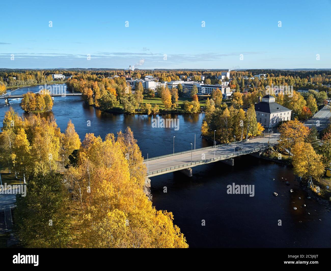 Vista aerea del fiume Pielisjoki a Joensuu, Finlandia. Bellissimo autunno in città. Ponti sul fiume Foto Stock