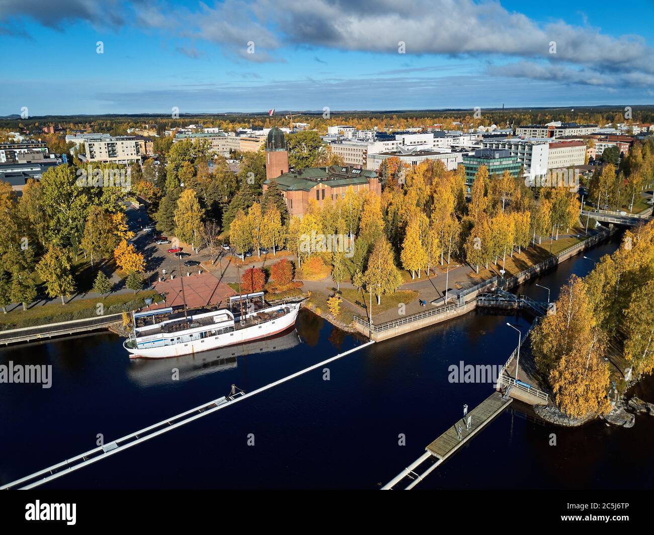 Vista aerea del canale di Joensuu e del fiume Pielisjoki. Bella città d'autunno con alberi giallo-arancio nel giorno del sole. Finlandia Foto Stock