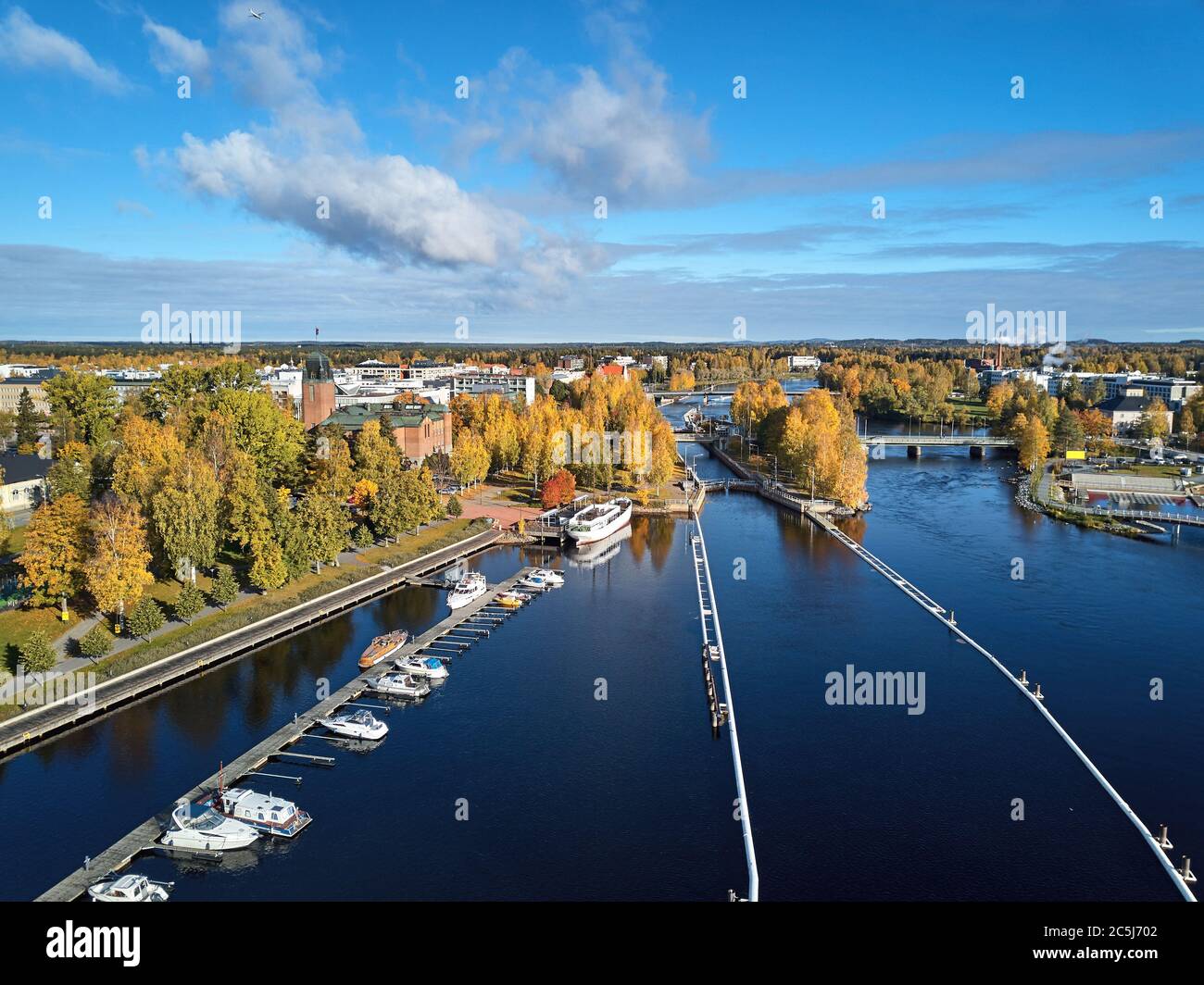 Vista aerea del canale di Joensuu e del fiume Pielisjoki. Bella città d'autunno con alberi giallo-arancio nel giorno del sole. Finlandia Foto Stock