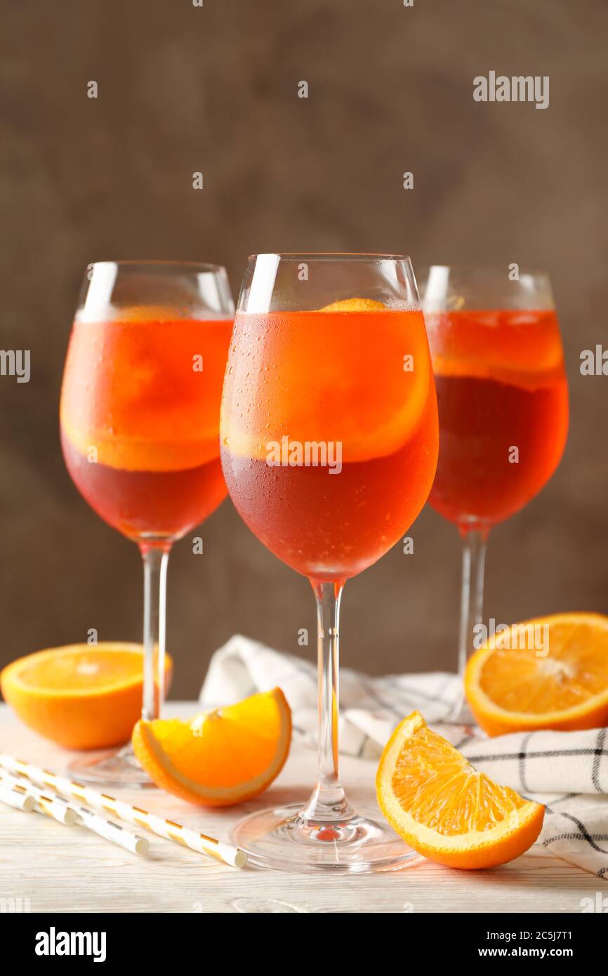 Composizione con cocktail aperol spritz su sfondo marrone. Cocktail estivo  Foto stock - Alamy