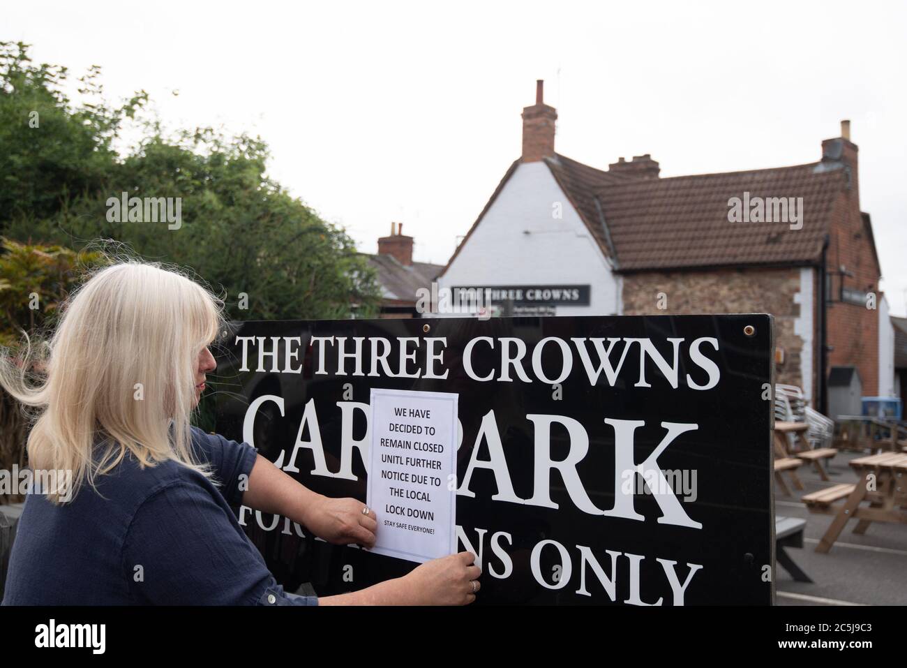 Landlady Carole Burton alle tre corone di Barrow a salire, nel nord del Leicestershire, uno dei numerosi pub al di fuori della zona di blocco che hanno deciso di rimanere chiuso questo fine settimana dopo l'introduzione di un blocco locale a seguito di un picco nei casi di coronavirus a Leicester. Foto Stock