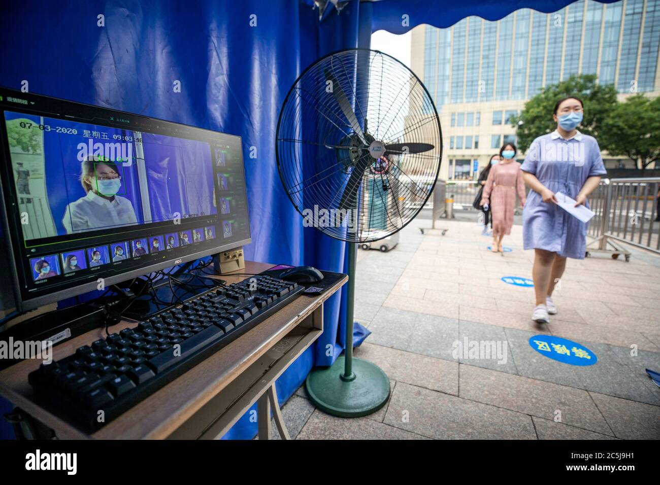 Pechino, Cina. 3 luglio 2020. Gli insegnanti simulano agli studenti di passare il monitor di temperatura alla Scuola media n° 12 a Pechino, capitale della Cina, il 3 luglio 2020. L'esame di ammissione al college nazionale di quest'anno in Cina inizierà dal 7 luglio. Per garantire la sicurezza e la salute dei candidati all'esame, sono necessarie severe misure anti-coronavirus in tutto il paese. Credit: Shen Bohan/Xinhua/Alamy Live News Foto Stock