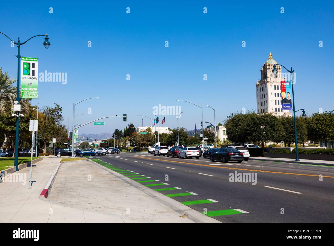 Traffico all'incrocio tra North Santa Monica Boulevard e North Crescent Drive, con il municipio di Beverly Hills. Los Angeles, California, United St Foto Stock