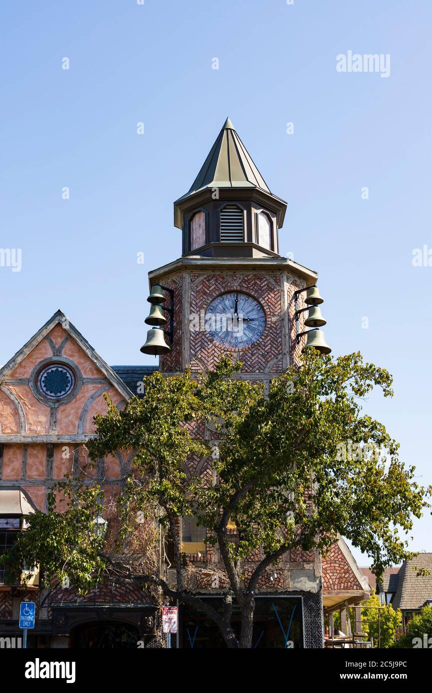 Replica della torre dell'orologio del municipio di Copenhagen la comunità danese di Solvang, Ynez Valley, California, Stati Uniti d'America Foto Stock
