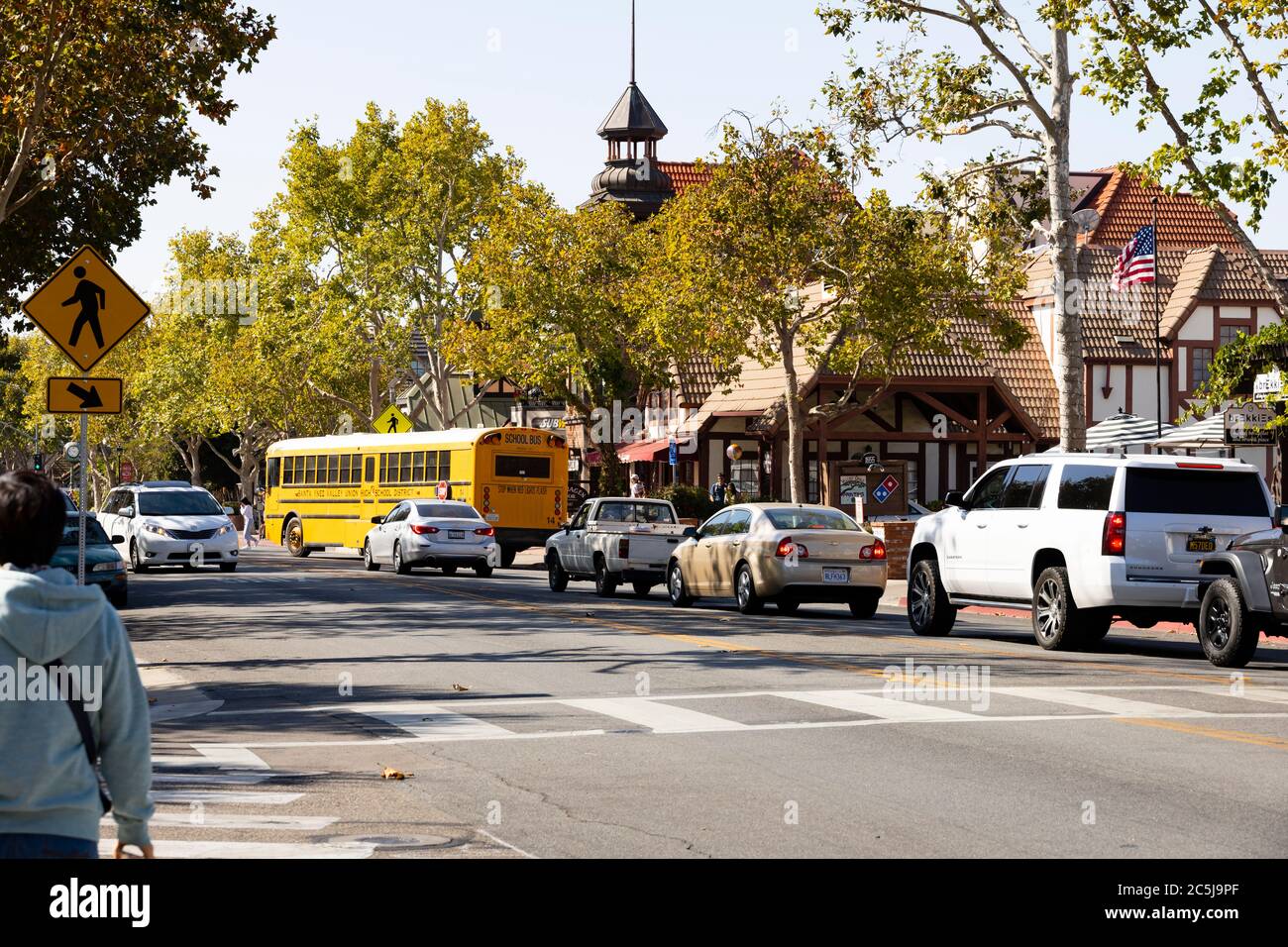 Main Street con traffico e bus scolastico. La comunità danese di Solvang, Ynez Valley, California, Stati Uniti d'America Foto Stock