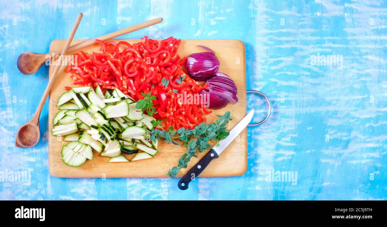 verdure biologiche a fette varie, cibo sano, piatto posato su tavola da cucina, buono spazio di copia Foto Stock