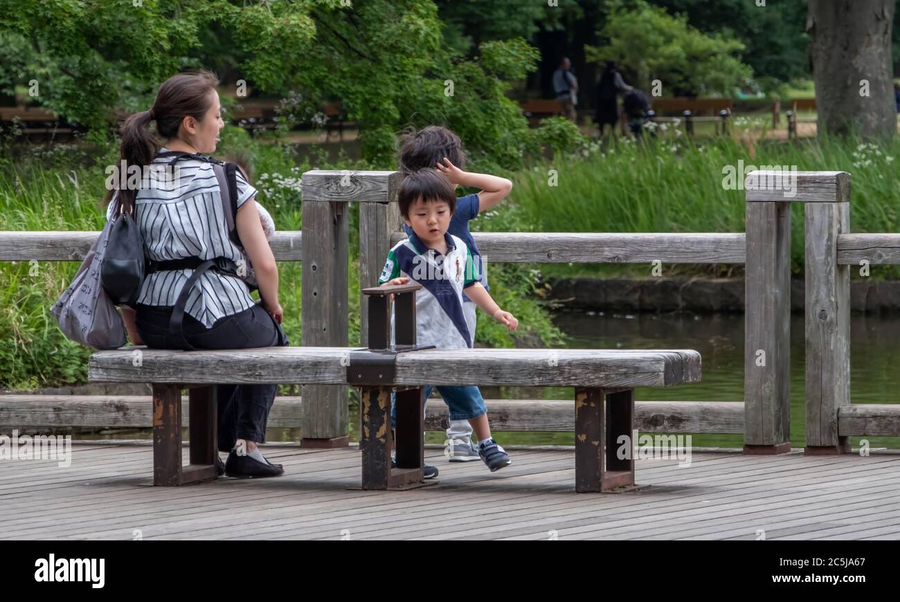Madre con bambini al Parco Yoyogi, Tokyo, Giappone Foto Stock