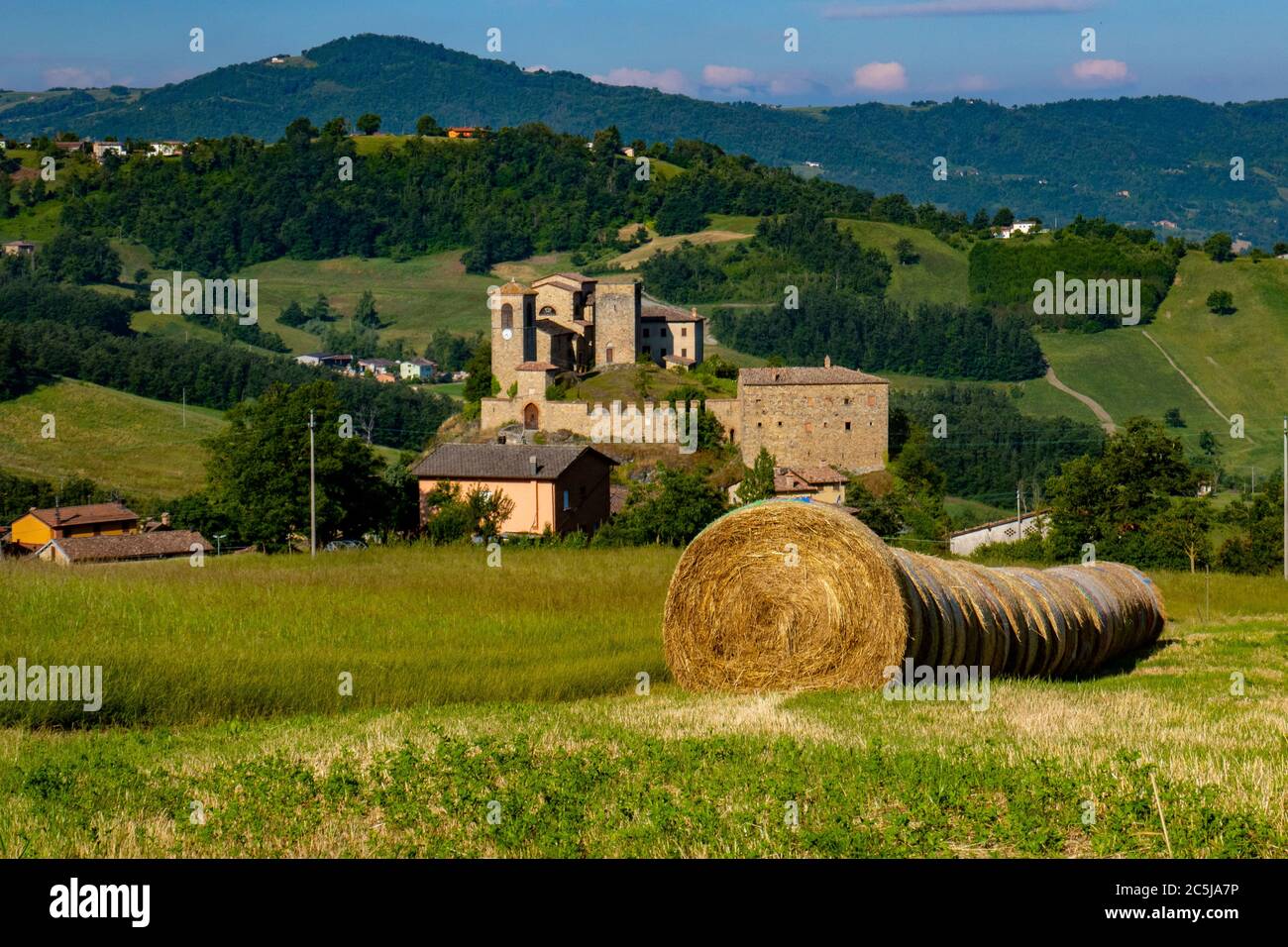 Il castello di Pompeano e la campagna italiana che lo circonda a  Serramazzoni, provincia di Modena, Emilia Romagna, Italia Foto stock - Alamy