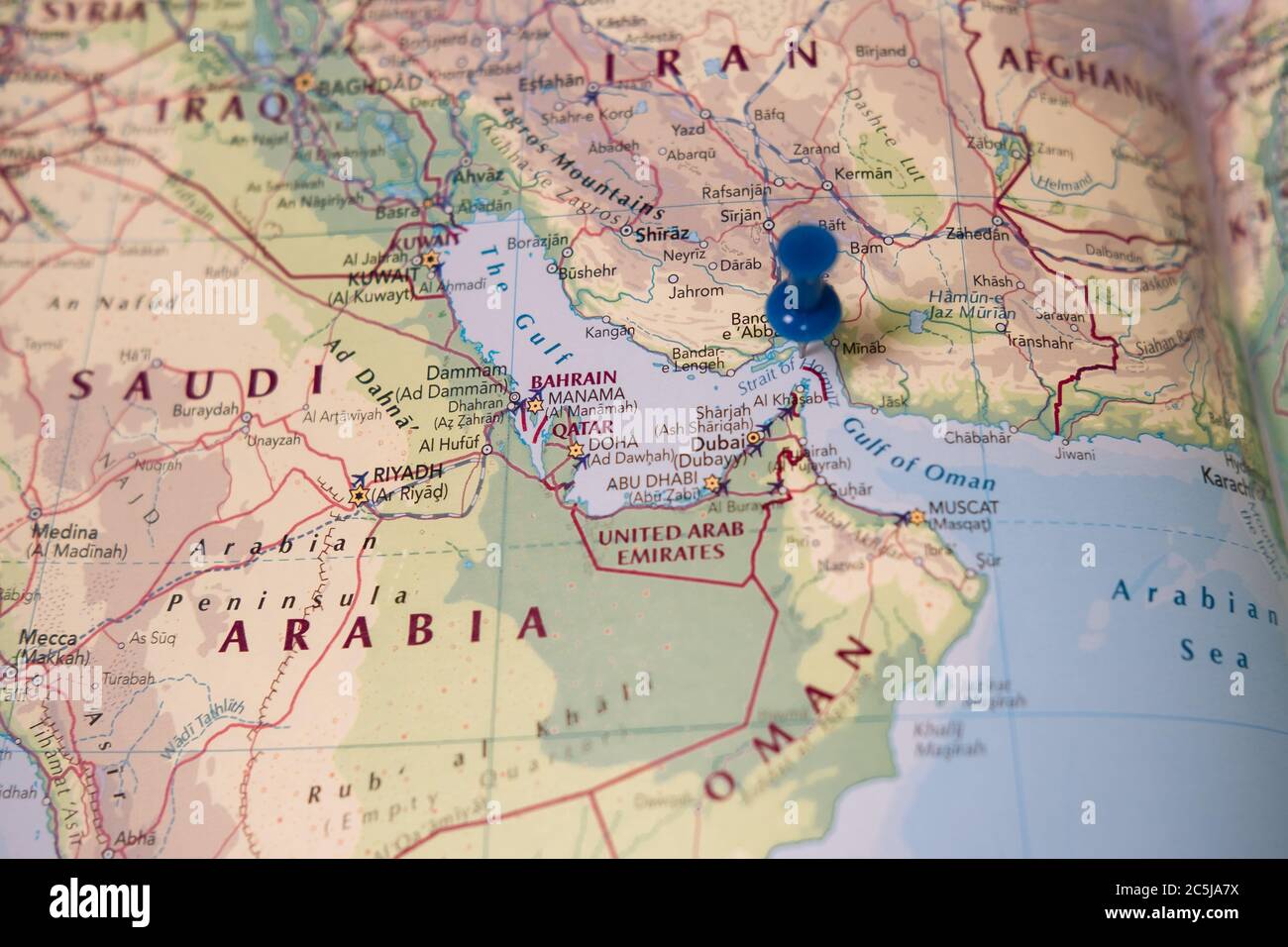 Messa a fuoco superficiale che mostra il diritto del passaggio d'acqua sensibile Hormuz situato nel golfo persiano. Aree vicine, fuori fuoco compreso l'Iran ecc. Foto Stock