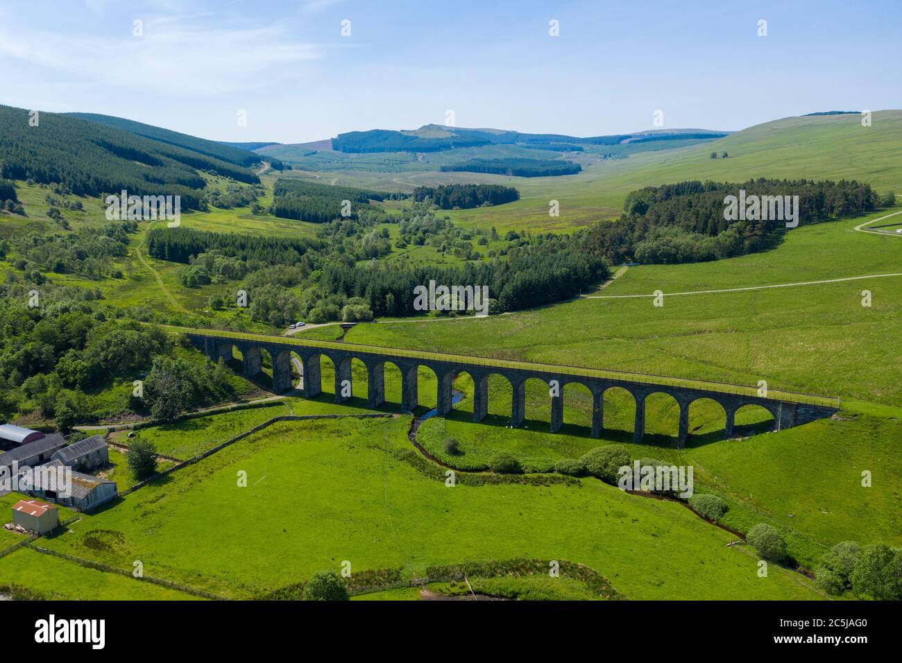 Il viadotto Shankend vicino Hawick ai confini scozzesi. Il viadotto sulla Waverley Line è stato chiuso nel 1969 a seguito della relazione Beeching. Foto Stock